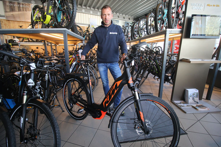 Marc Weidemann von Fahrrad Weidemann am Bodensee im Ladengeschäft mit E-Bike