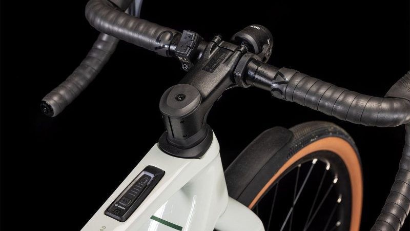 CUBE NUROAD HYBRID C 62 Race FE 400X Ansicht des Lenkers mit integriertem Frontscheinwerfer