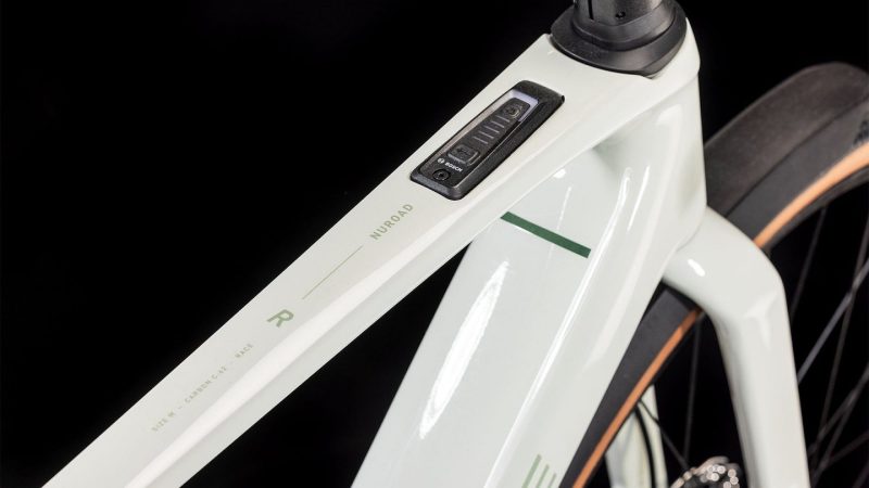 CUBE NUROAD HYBRID C 62 Race FE 400X Ansicht des Oberrohrs mit Ein und Ausschalter des E Systems