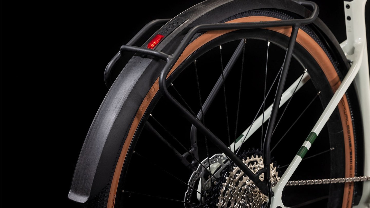 CUBE NUROAD HYBRID C 62 Race FE 400X Asnciht des Hinterrades mit Schutzblech und im sSchutzblech integriertem Rücklicht