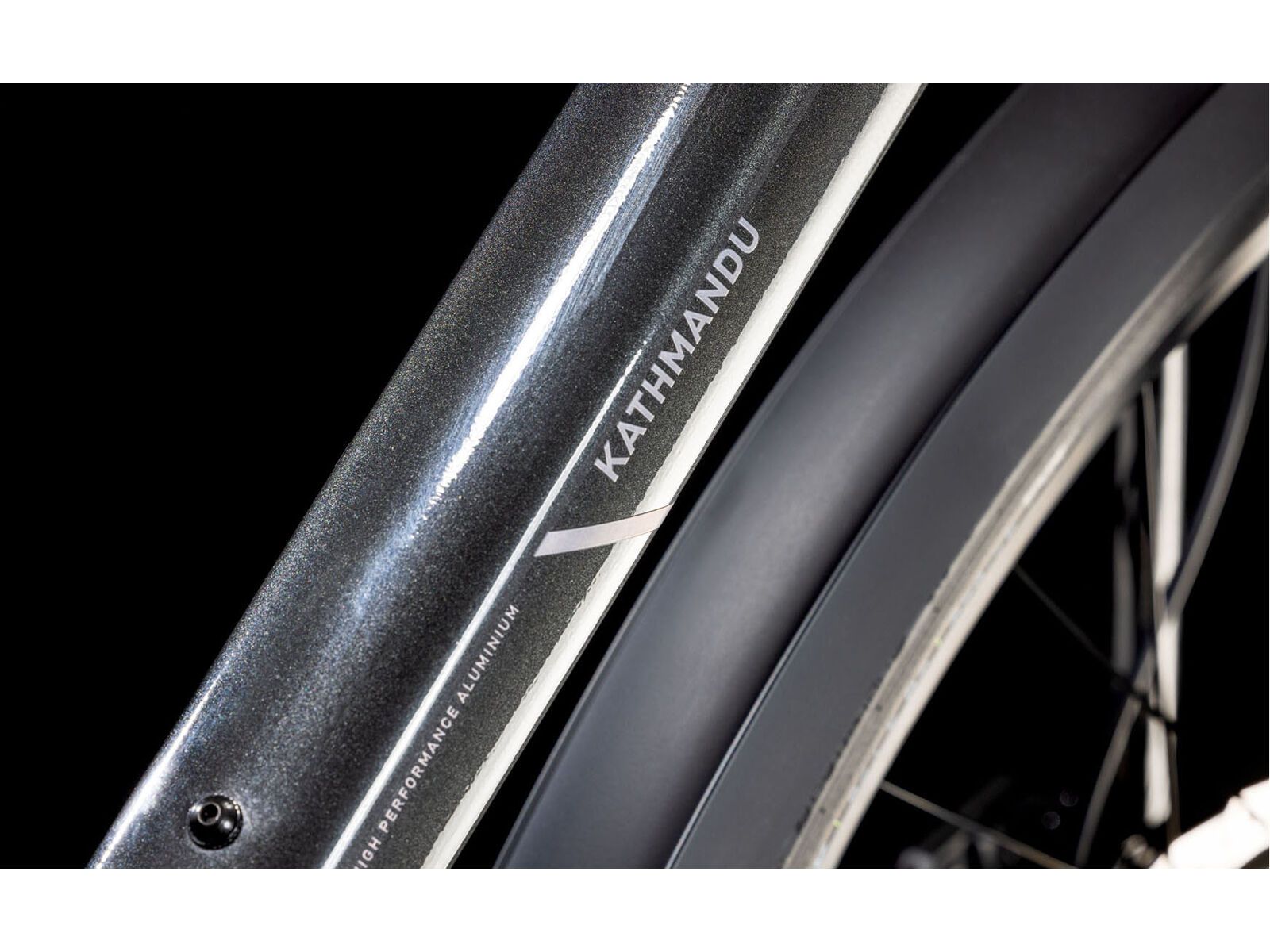 Cube Kathmandu Pro in der Farbe grey´n´lunar Ansicht der Aufschrift des Modellnamens auf dem Oberrohr