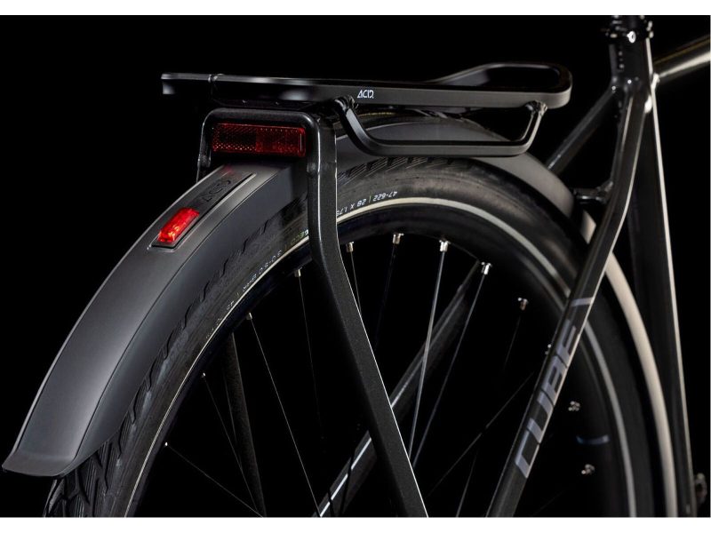 Cube Kathmandu Pro in der Farbe grey´n´lunar Gepäckträgeransicht mit integriertem Rücklicht