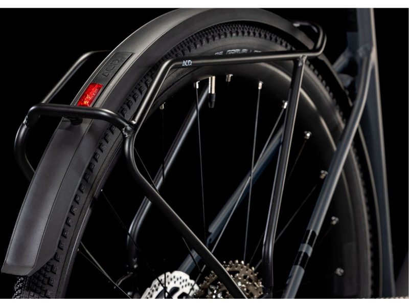 Cube Nuroad Pro FE, night´n´black Ansicht Hinterrad, Gepäckträger und Schutzblech mit integriertem Rücklich