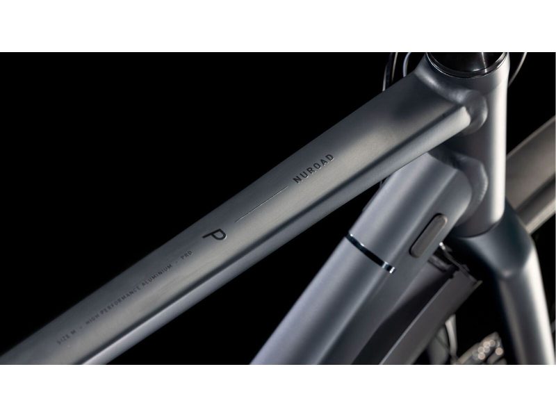 Cube Nuroad Pro FE, night´n´black Ansicht Oberrohr, mit edel eingelassenem Schriftzug des Modellnamens