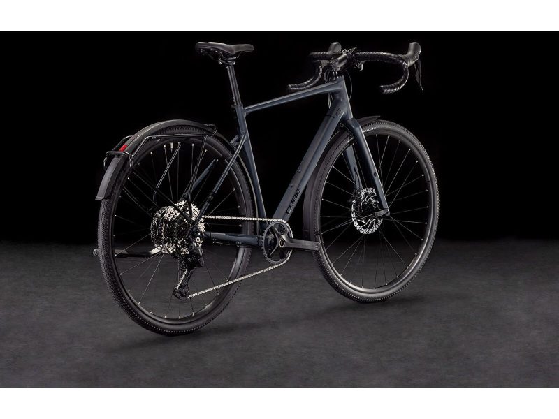 Cube Nuroad Pro FE, night´n´black Seitenansicht von hinten auf die Antriebsseite des Bikes im 45 Grad Winkel. Mit edlem schwarzen Hintergrund