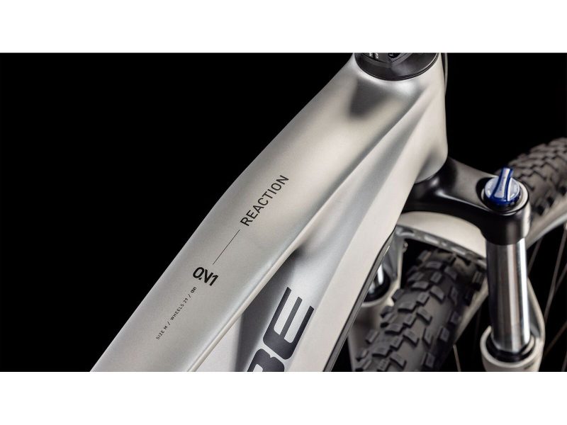 Cube Reaction Hybrid One 800 29 silver n black Ansicht Oberrohr mit edlem Schriftzug des Modellnamen