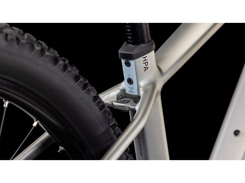 Cube Reaction Hybrid One 800 29 silver n black Ansicht Sattelrohr und Sattelstütze mit Klemmung zur Verstellung der Höhe des Sattels