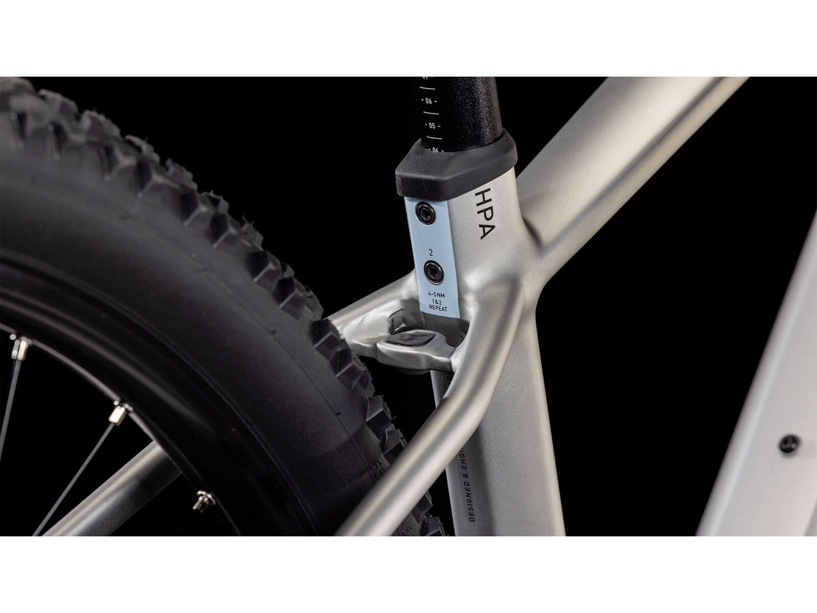 Cube Reaction Hybrid One 800 29 silver n black Ansicht Sattelrohr und Sattelstütze mit Klemmung zur Verstellung der Höhe des Sattels