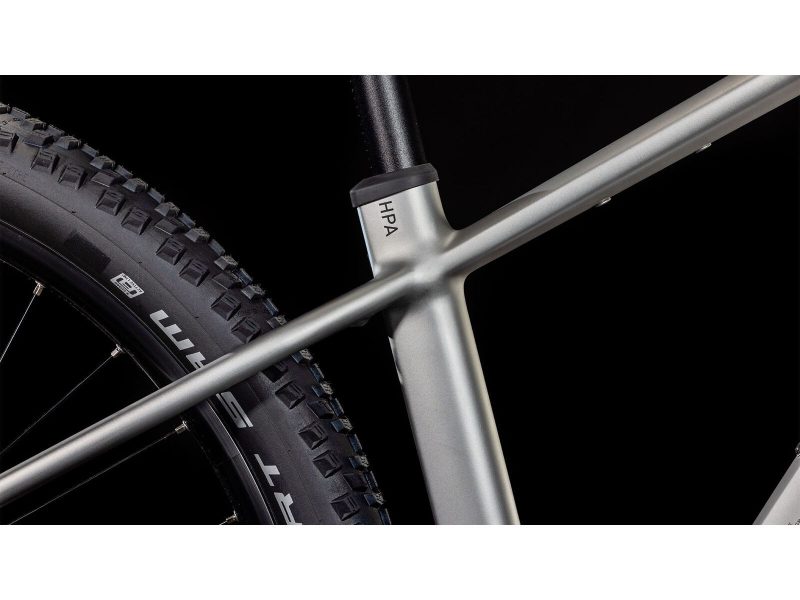 Cube Reaction Hybrid One 800 29 silver n black Seitenansicht des Sattelrohrs
