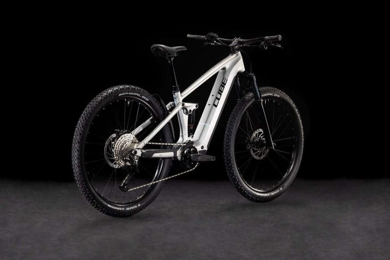 Cube Stereo Hybrid ONE22 Race 800 silver n black Ansicht Antriebsseite von hinten im 45 Grad Winkel