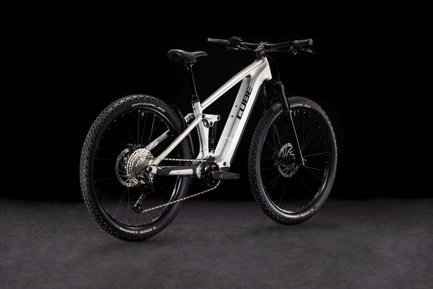 Cube Stereo Hybrid ONE22 Race 800 silver n black Ansicht Antriebsseite von hinten im 45 Grad Winkel