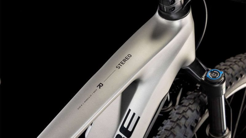 Cube Stereo Hybrid ONE22 Race 800 silver n black Ansicht Oberrohr mit elegentem Schriftzug des Modellnamens