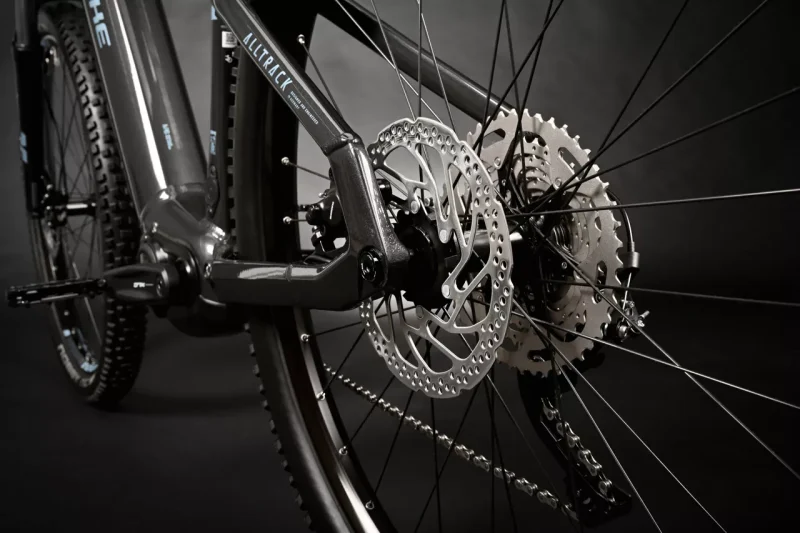 HAIBIKE ALLTRACK 5 mit der Farbe greyslate aus dem Modelljahr 2025 Hinterrad und Scheibenbremse