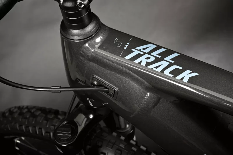 HAIBIKE ALLTRACK 5 mit der Farbe greyslate aus dem Modelljahr 2025 Kabelführung am Rahmen