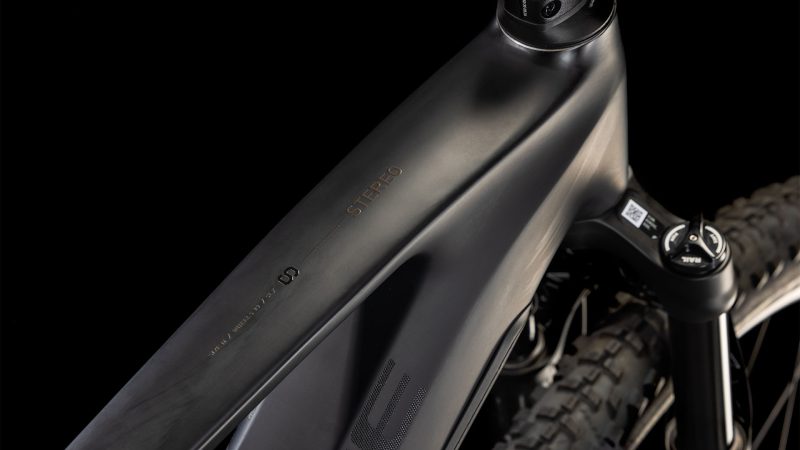 STEREO HYBRID ONE22 blackline Ansicht des Oberrohres mit Modellname als Schriftzug