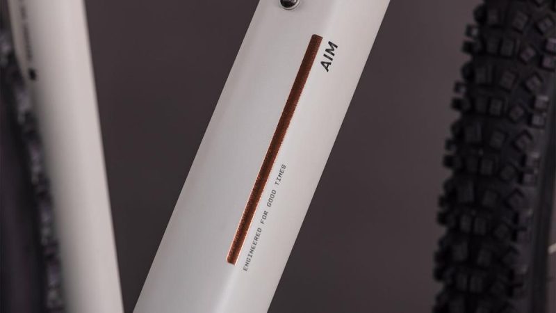 Cube Aim Pro greige´n´titan Schrift