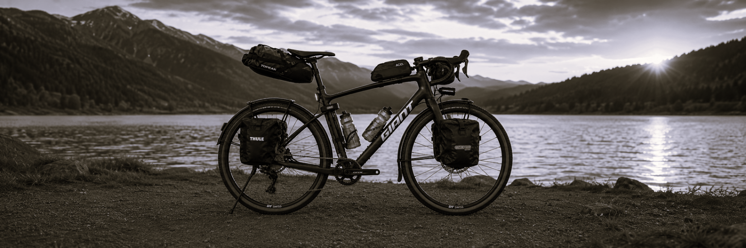 Fahrrad mit Taschen und Zubehör unterwegs