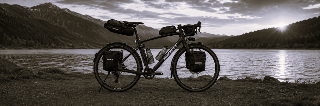 Tourenrad am Bergsee im Abendlicht