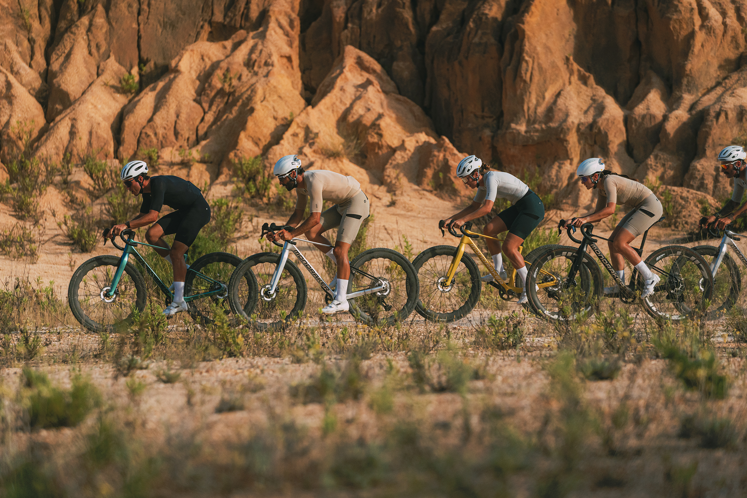 Gruppe von Gravelbike-Fahrern auf einer Schotterpiste